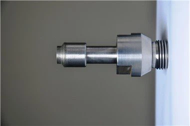 Integrerad borrbit för bilglas